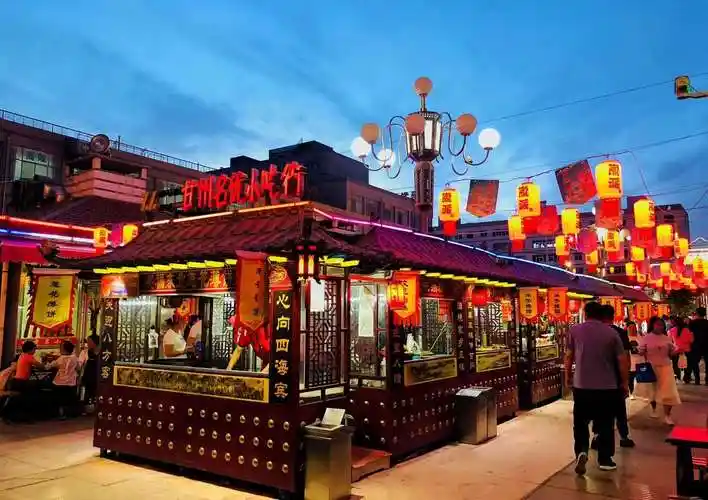 张掖夜市下的美食街