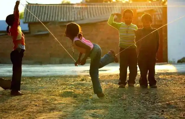 童年游戏跳皮筋