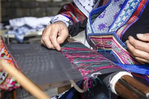 多彩贵州网 - 【甜蜜镇宁 给你好"看"】镇宁布依族蜡染