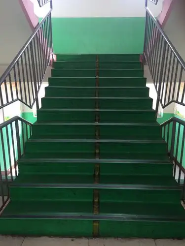 楼道内的上下楼梯顺序也做了严格而详细的教育说明.