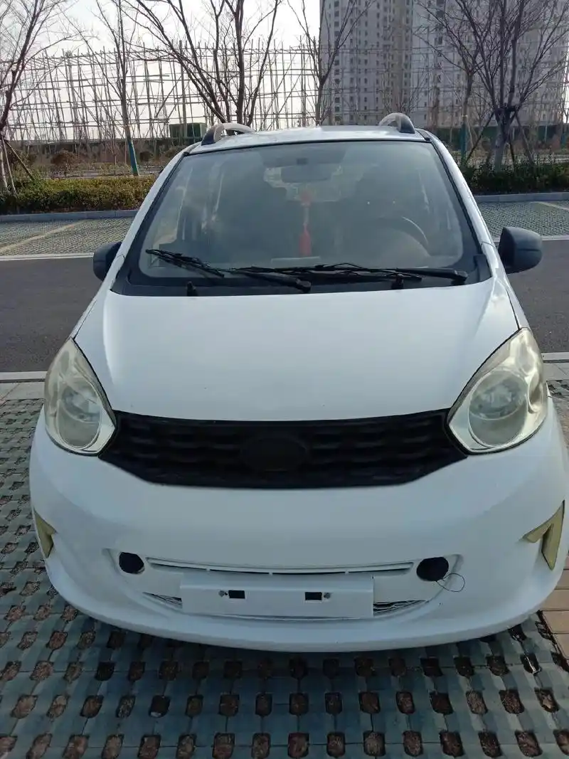 新到一辆海全a9电轿,成色如图,车况很好,配有五块一百安大电瓶,电动