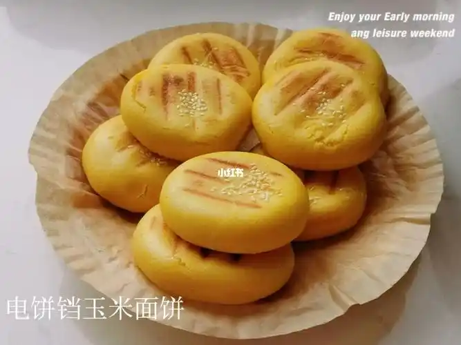 玉米面300g 用开水烫下放凉,加面粉200g 磕一个鸡蛋 加点白糖 玉米油