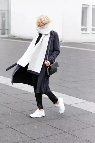 酒红色围巾搭灰色大衣,很吸睛哦.