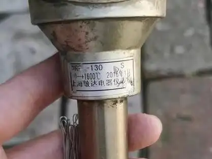 铂铑丝 比黄金还贵的铂铑丝就是从这里面拆出来的,这就叫热电偶,柑