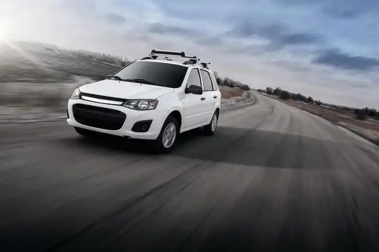 一辆白色的车在公路上奔驰着