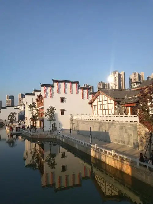 主题娱乐互动,亲子家庭游乐等多功能于一体的湖湘水街,是以一个集商业