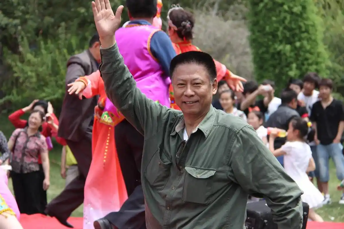 央视锡伯族著名主持人焦建成跳贝伦舞风采. - 抖音