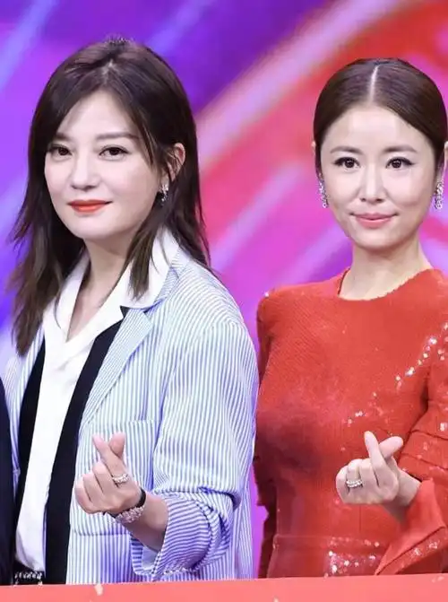 赵薇林心如再同框,一个西装裙大秀美腿,一个穿红裙美得耀眼!