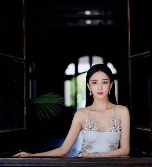 佟丽娅主持百花奖太贵气!