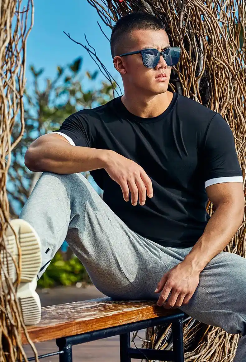 组图:身材好,颜值也不差,留着寸发肌肉男,穿修身t恤,有型!