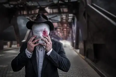 连续疯子的肖像,脸上沾满鲜血的绷带,疯狂的杀手概念,心理杀人犯,犯罪