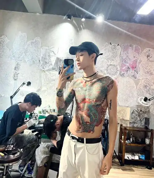 想做一个通体帅哥可又怕找不到老婆怎么办?#纹身  #前胸纹身