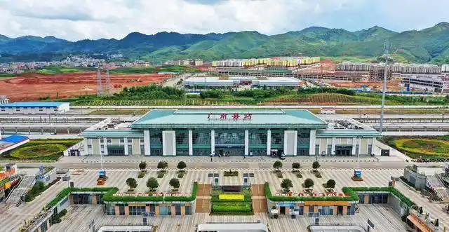 云南文山州一个县,拥有2个高铁站,县城地处小盆地|广南县|山区|广西