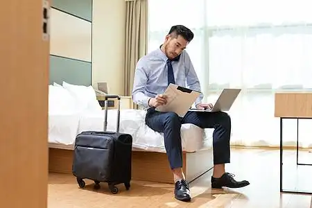 商务职业男性出差酒店办公图片素材