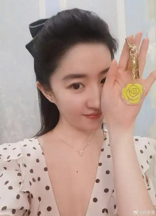 刘亦菲喝了黄玫瑰拿铁##玫瑰的故事最吸引林一的是