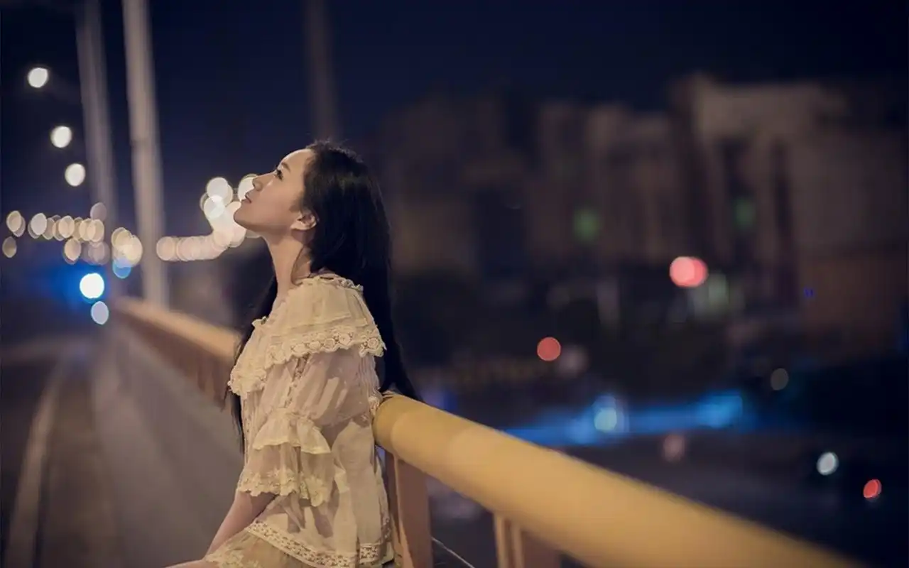 都市繁华夜景 清新养眼女孩时尚写真桌面壁纸