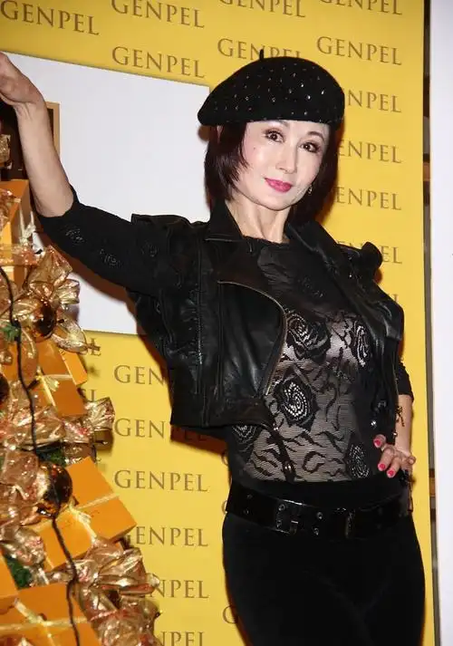 潘迎紫真是不服老,戴贝雷帽凹造型,芭比粉口红一般人驾驭不了