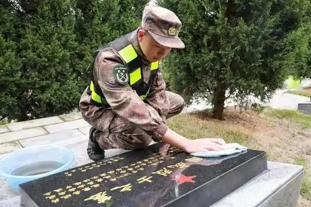 4月2日,施秉县人武部组织基干民兵联合县退役军人事务局到烈士陵园