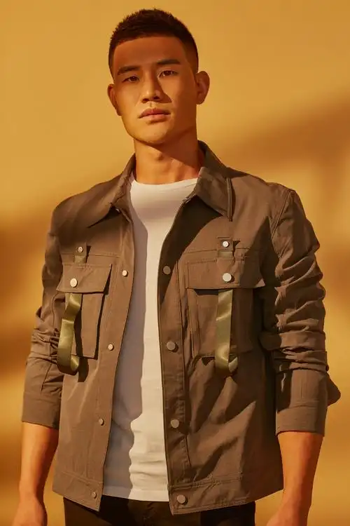 中国硬汉谢孟伟暖色大片曝光 温情演绎阳光型男