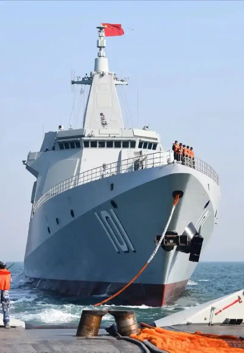 武器鉴赏:中国055型导弹驱逐舰.中国055型导弹驱逐舰是中 - 抖音