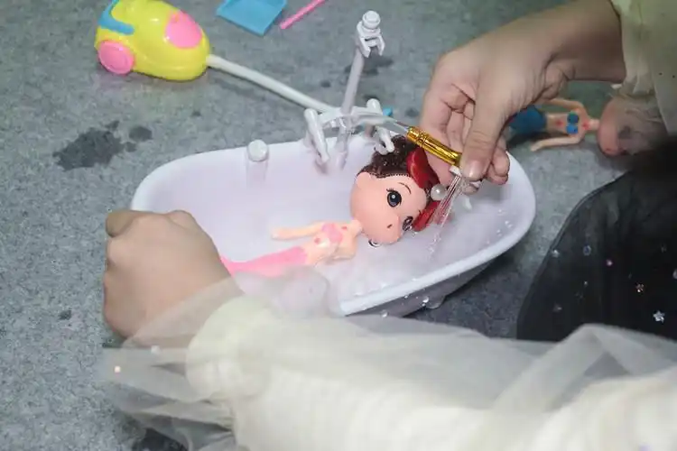 戏水过家家玩具鱼娃娃电动喷水浴缸宝宝洗澡女孩芭比配件随机5个鱼