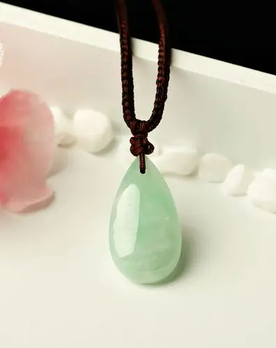 天然翡翠水滴吊坠