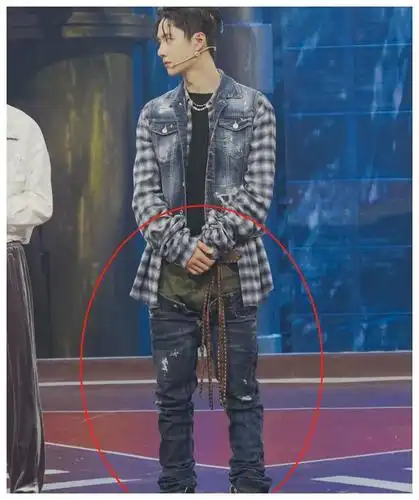 《街舞3》王一博潮裤引热议,直播全程手提裤子,粉丝想组团烧了