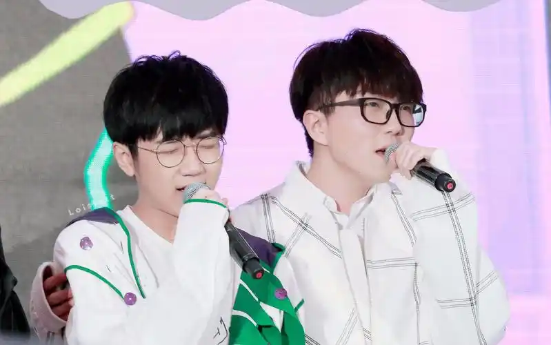 【巨胖cp】【毛不易x钟易轩】小小小甜饼 毛毛一笑很倾城