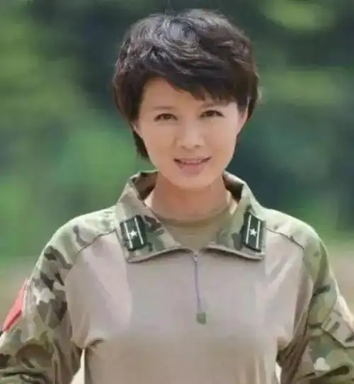 她将老公捧红,老公却转身迎娶小6岁嫩模,今与儿子相依为命