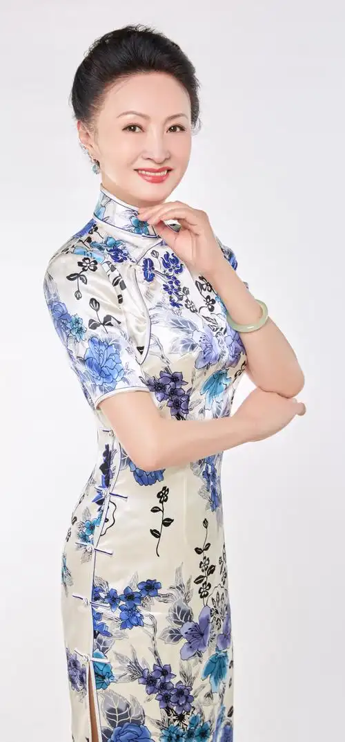 贺筠筠最新歌曲《中国旗袍》(胡家印/葛逊/孙文继词,刘书先曲) - 美篇