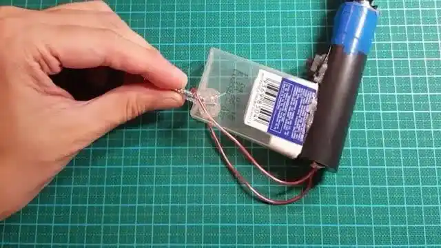 小伙自制电击器,赶紧用手指头试了一下,后悔不已