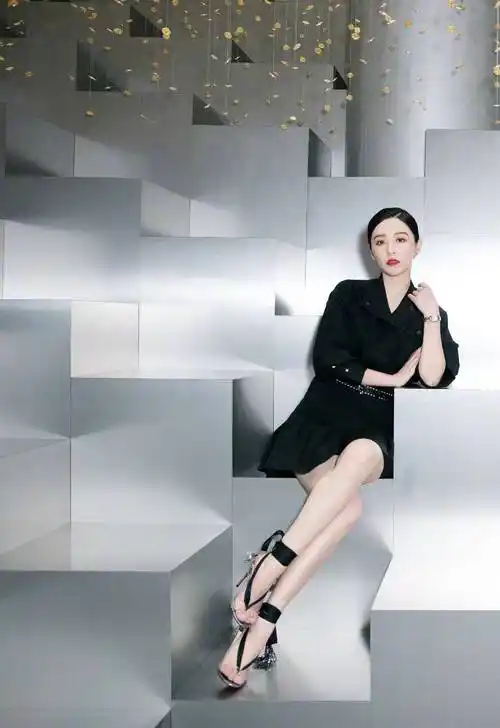 阚清子穿黑色短裙秀长腿,却被高跟鞋抢镜,网友:这是人字拖?