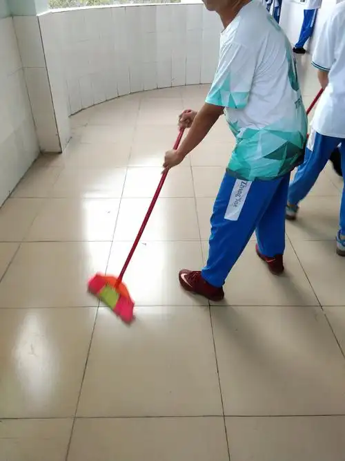 在学校帮阿姨扫地