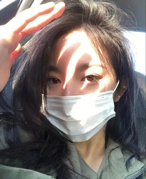戴口罩的女生