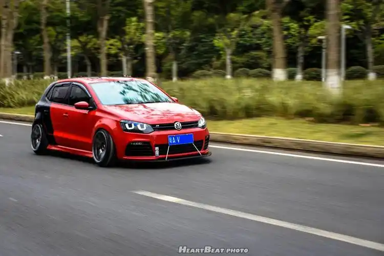 退而求其次选择了polo gti,如今这辆红黑配的小钢炮改得真帅!