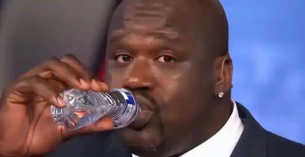 奥尼尔的身材太夸张了,手上的鸡腿看起来就像棒棒糖和矿泉水,他喝的是