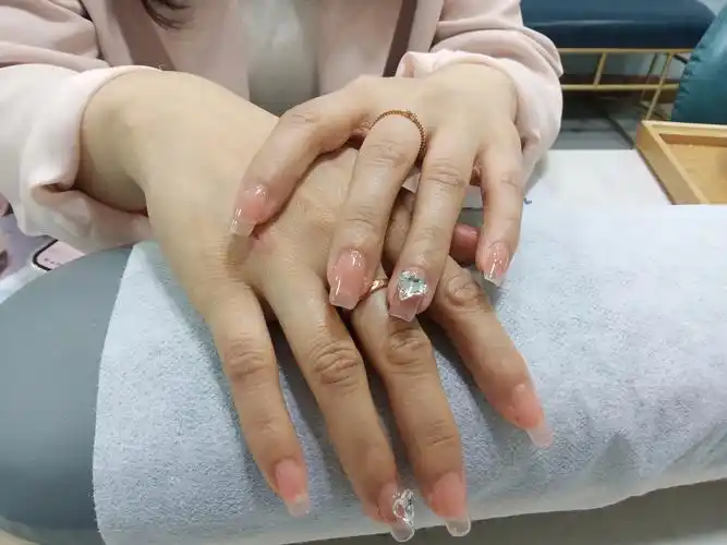 裸色贴钻美甲的款式多样,如简约贴钻款式,法式贴钻款式以及渐变贴钻