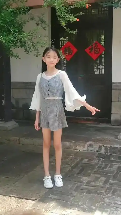 童模宋小睿在景区里跳舞,结果被发现没跟上节奏,太尴尬了