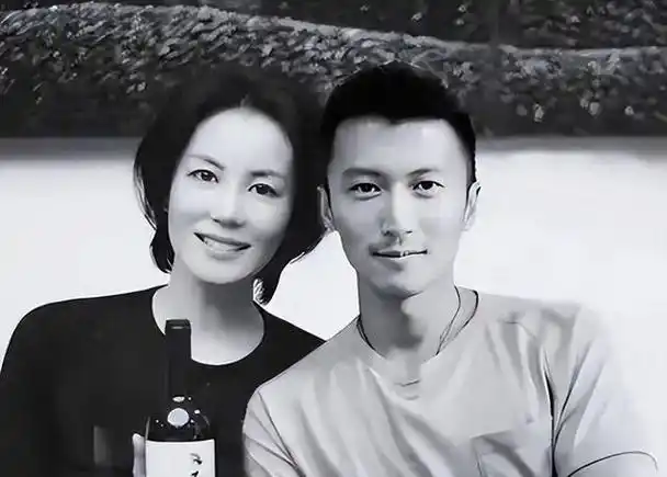 王菲独自返京显落魄谢霆锋43岁生日和陈奕迅嗨唱网友分了