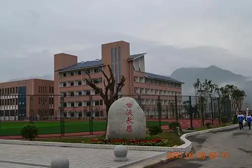 台湾长荣集团及时伸出援助之手,对荥经县严道第一初级中学,芦山县芦阳