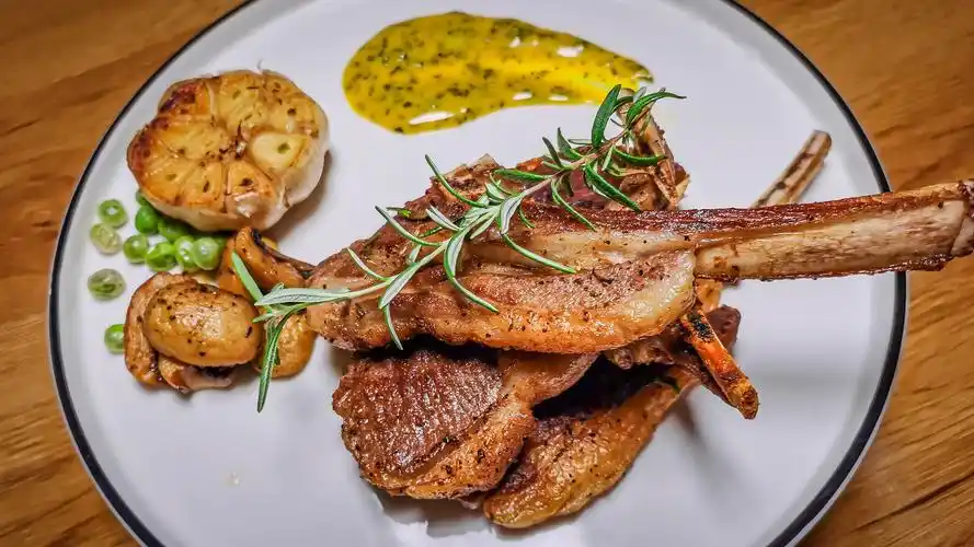 脆皮肉嫩的法式香煎羊排,一口下去,汁水横流,做法超级简单-网易公开课