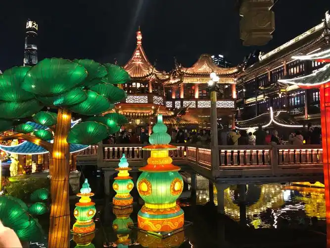 年味十足城隍庙,灯光璀璨九曲桥