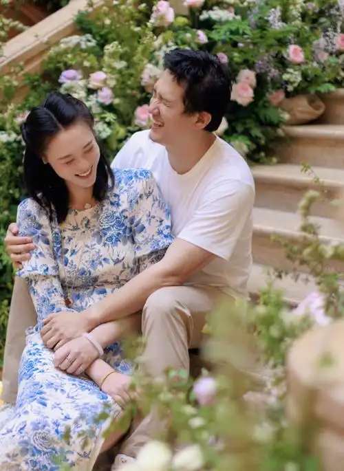 前女排队长惠若琪晒全家福,庆祝结婚5周年,被学霸老公甜搂怀中_腾讯