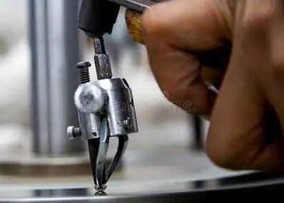 钻石工艺工厂的钻石切割照片