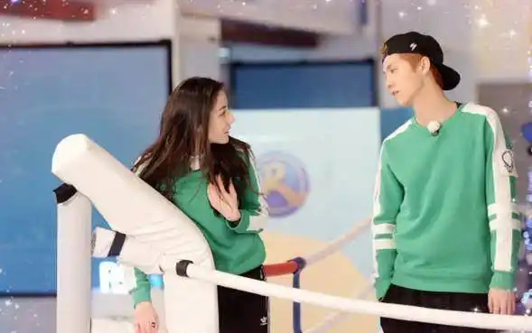 鹿晗迪丽热巴表情神同步秀小蛮腰,郑恺遭忽视已生无可恋想念baby!