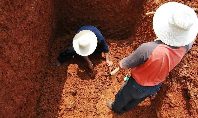 一组考古发掘现场工作照,大家能找到与盗墓的区别吗?