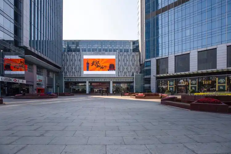 天河城广场门前没有人来人往热闹,门前大屏显示武汉加油字样