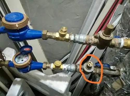 水表和开关之间的东西是干嘛的,还有家里没有用水水表会转,怎么解?