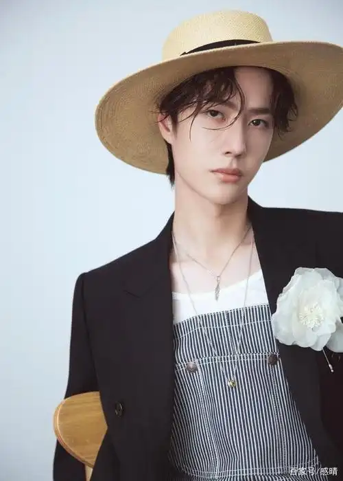 王一博的锁骨真的可以养鱼了!那个锁骨痣添了一丝丝的性感啊!嘻