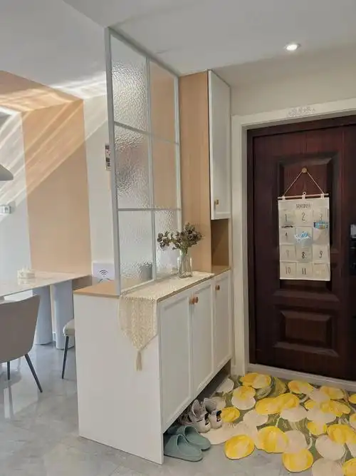 去同事家做客,进门就是客餐厅,被他的"玄关"惊艳了,实用又漂亮,太好抄